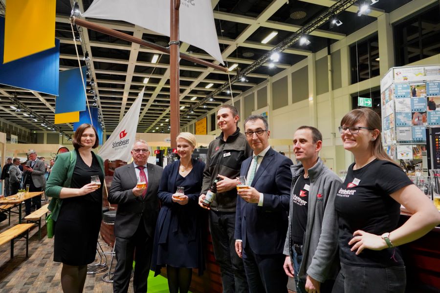Zu Gast am Stand der Störtebeker Braumanufaktur, zusammen mit einer Betreuerin und zwei Betreuern des Standes: Ministerpräsidentin Manuela Schwesig, Minister Dr. Backhaus, Bundeslandwirtschaftsminister Cem Özdemir und die Parlamentarische Staatssekretärin Claudia Müller. © StK M-V Zu Gast am Stand der Störtebeker Braumanufaktur, zusammen mit einer Betreuerin und zwei Betreuern des Standes: Ministerpräsidentin Manuela Schwesig, Minister Dr. Backhaus, Bundeslandwirtschaftsminister Cem Özdemir und die Parlamentarische Staatssekretärin Claudia Müller.