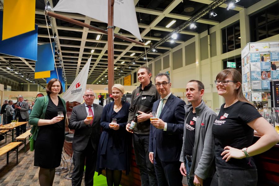 Zu Gast am Stand der Störtebeker Braumanufaktur, zusammen mit einer Betreuerin und zwei Betreuern des Standes: Ministerpräsidentin Manuela Schwesig, Minister Dr. Backhaus, Bundeslandwirtschaftsminister Cem Özdemir und die Parlamentarische Staatssekretärin Claudia Müller.