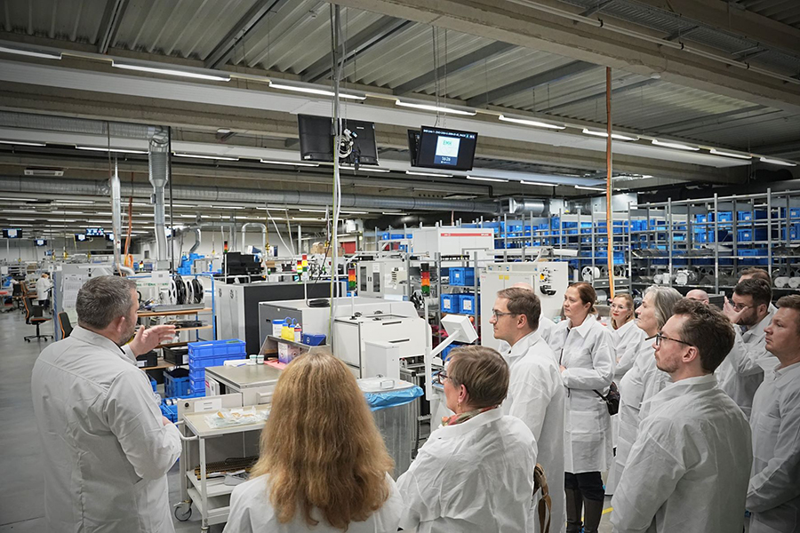 Beim Betriebsrundgang erhielten die Teilnehmer einen Einblick in das Produktionsverfahren Foto: Staatskanzlei MV Beim Betriebsrundgang erhielten die Teilnehmer einen Einblick in das Produktionsverfahren
