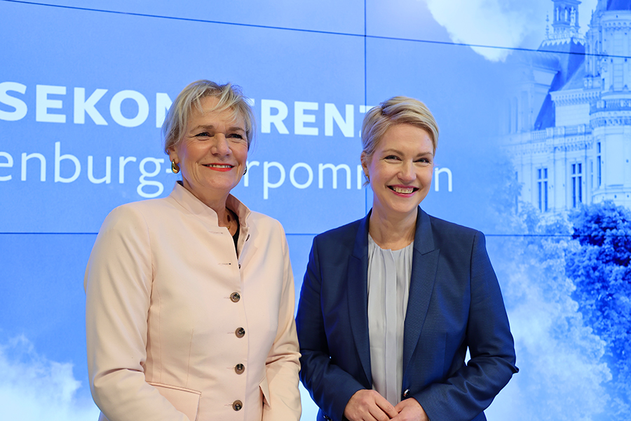 Ministerpräsidentin Manuela Schwesig und die stellvertretende Ministerpräsidentin Simone Oldenburg auf der Landespressekonferenz