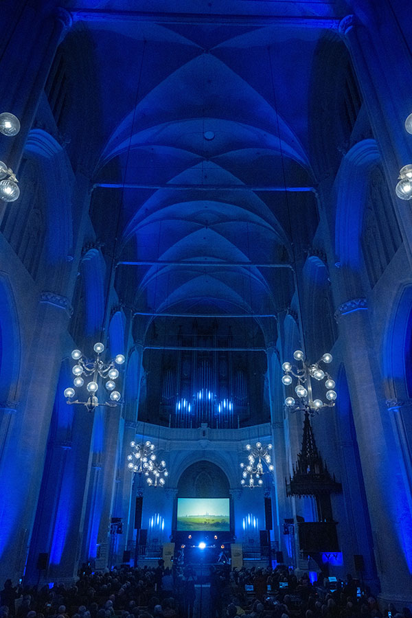 Der in Blau illuminierte Greifswalder Dom