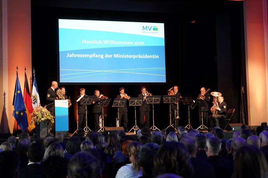 Das Blechbläserensemble des Landespolizeiorchesters auf der Bühne mit seinen Instrumenten und Notenständern vor sich. © StK M-V Das Blechbläserensemble des Landespolizeiorchesters auf der Bühne mit seinen Instrumenten und Notenständern vor sich.