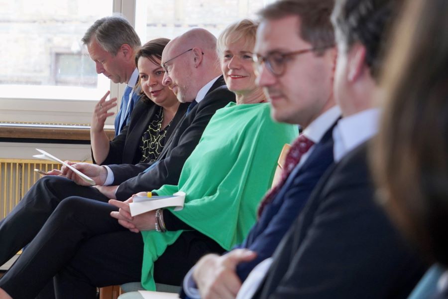 Die Kabinettsmitglieder Simone Oldenburg, Christian Pegel, Stefanie Drese und Dr. Heiko Geue. Ganz rechts sind Wirtschaftsminister Reinhard Meyer sowie der Chef der Staatskanzlei Patrick Dahlemann zu sehen.