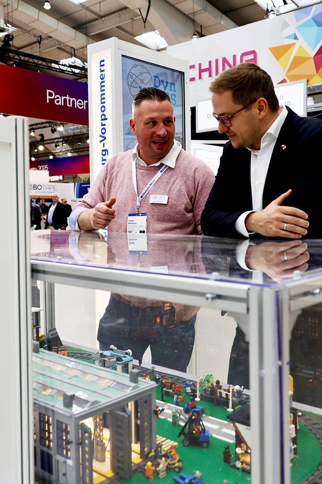 Der Chef der Staatskanzlei, Staatssekretär Patrick Dahlemann im Gespräch mit einem Aussteller auf der Hannover Messe 2025 © Staatskanzlei Mecklenburg-Vorpommern Der Chef der Staatskanzlei, Staatssekretär Patrick Dahlemann im Gespräch mit einem Aussteller auf der Hannover Messe 2025