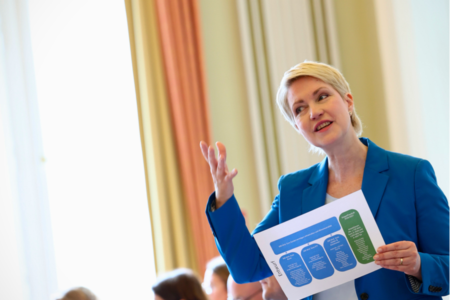 Ministerpräsidentin Manuela Schwesig präsentiert eine Grafik zum Doppelhaushalt