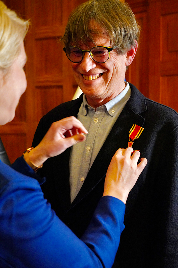 Ministerpräsidentin Manuela Schwesig heftet Dr. Matthias Gründling das Verdienstkreuz am Bande des Verdienstordens der Bundesrepublik Deutschland an.