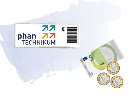 Die Abbildung zeigt auf der linken Seite eine Eintrittskarte vom Museum phanTECHNIKUM. Auf der rechten Seite sind ein 5 Euro-Geldschein und drei 1 Euro-Münzen abgebildet. Der hellblaue Hintergrund zeigt die Fläche von Meckenburg-Vorpommern.