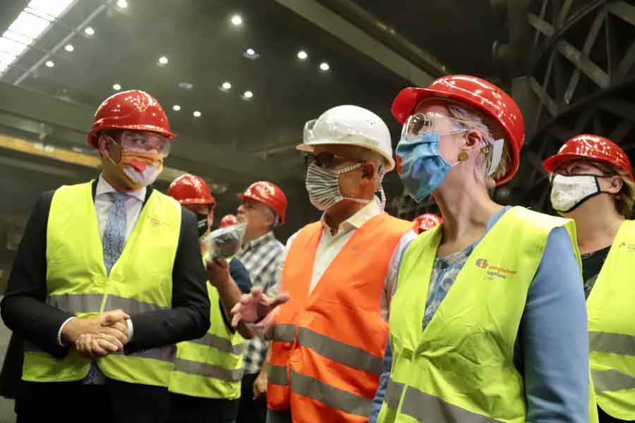 Gruppenbild vom Rundgang durch die Eisengießerei Torgelow. . Alle Personen tragen Schutzbrillen, Schutzwesten, Helme und Mundschutz. © Staatskanzlei Gruppenbild vom Rundgang durch die Eisengießerei Torgelow. . Alle Personen tragen Schutzbrillen, Schutzwesten, Helme und Mundschutz.