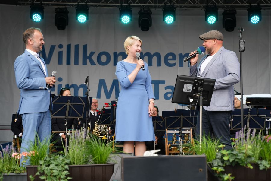 Moderator Steffen Kuna mit Ministerpräsidentin Manuela Schwesig und Oberbürgermeister Silvio Witt bei der Eröffnung auf der Landesbühne in Neubrandenburg