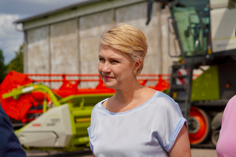 Schwesig beim Besuch eines Landwirtschaftsbetriebs im Sommer 2024