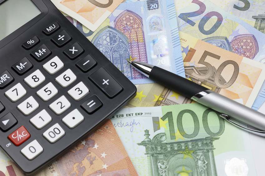 Euroscheine mit Stift und Taschenrechner