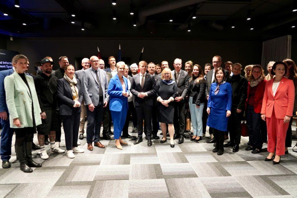 Gruppenbild mit der Ministerpräsidentin beim Firmenbesuch bei Latvijas Mobilais Telefons (LMT) in Lettland © Staatskanzlei Gruppenbild mit der Ministerpräsidentin beim Firmenbesuch bei Latvijas Mobilais Telefons (LMT) in Lettland