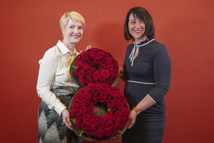 Ministerpräsidentin Schwesig und Gleichstellungsministerin Bernhardt mit einer blumengeschmückten "8", die für den 8. März steht. Ministerpräsidentin Schwesig und Gleichstellungsministerin Bernhardt mit einer blumengeschmückten "8", die für den 8. März steht.