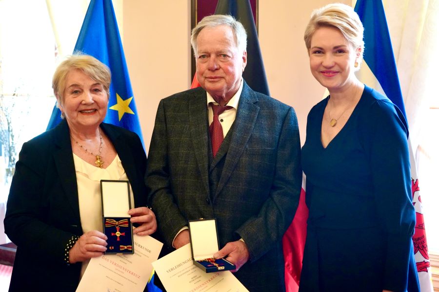 Die Ministerpräsidentin mit Gabriele und Peter Eymael. Das Ehepaar hält seine Orden und Urkunden in den Händen. © StK M-V Die Ministerpräsidentin mit Gabriele und Peter Eymael. Das Ehepaar hält seine Orden und Urkunden in den Händen.