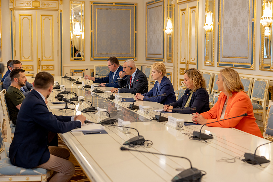Die beiden Delegationen mit Präsident Selenskyj und Bundesratspräsidentin Schwesig sitzen einander gegenüber © StK M-V Die beiden Delegationen mit Präsident Selenskyj und Bundesratspräsidentin Schwesig sitzen einander gegenüber
