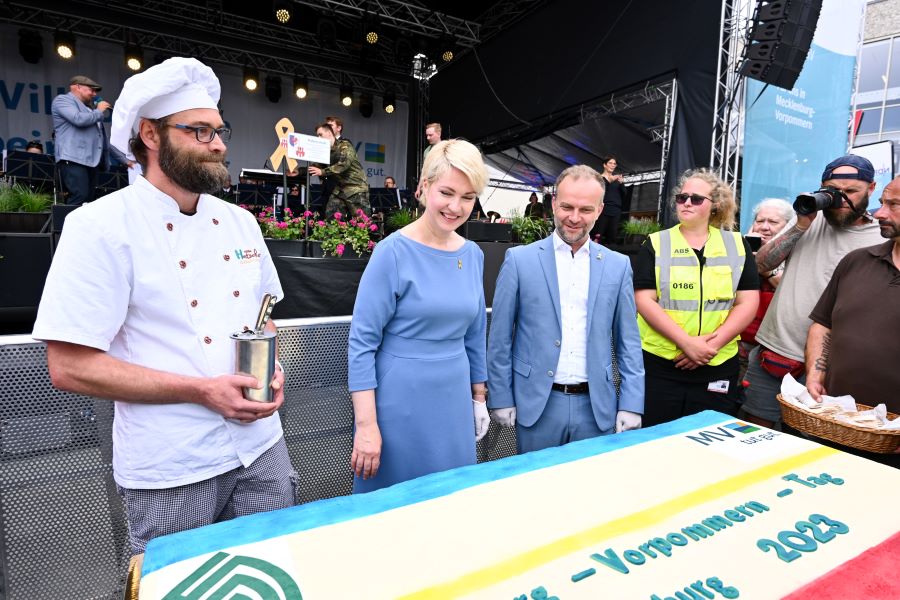 Beim Bewundern der MV-Tags-Torte, die gleich von der Ministerpräsidentin und dem Oberbürgermeister angeschnitten wird