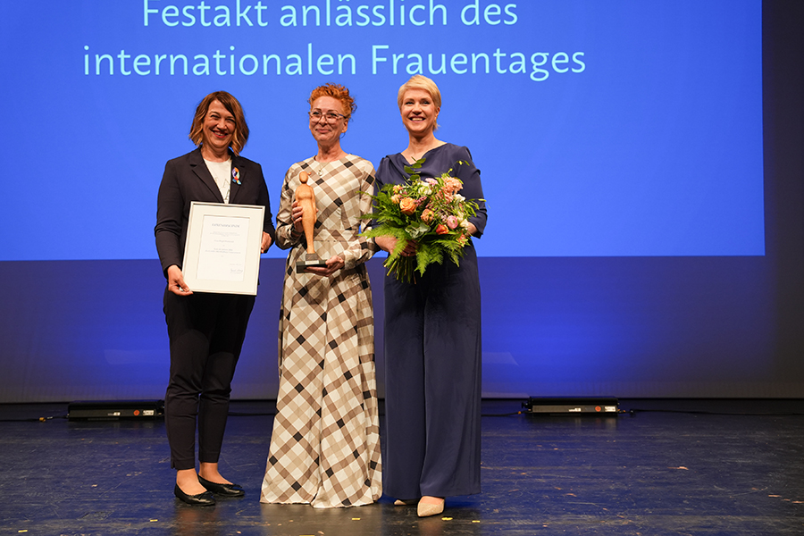 Birgit Waniorek, Frau des Jahres, inmitten von Ministerpräsidentin Manuela Schwesig und Justizministerin Jacqueline Bernhardt