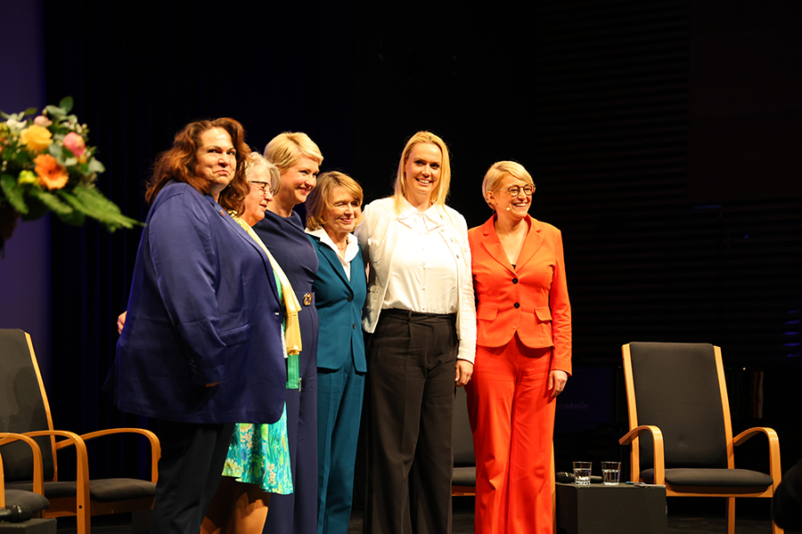 Gruppenbild mit den an der Talkrunde beteiligten Frauen, darunter Elke Büdenbender