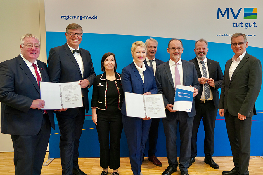 Gruppenbild mit den beteiligten Akteuren der Vereinbarung zur Fachkräfte-Service-Zentrale