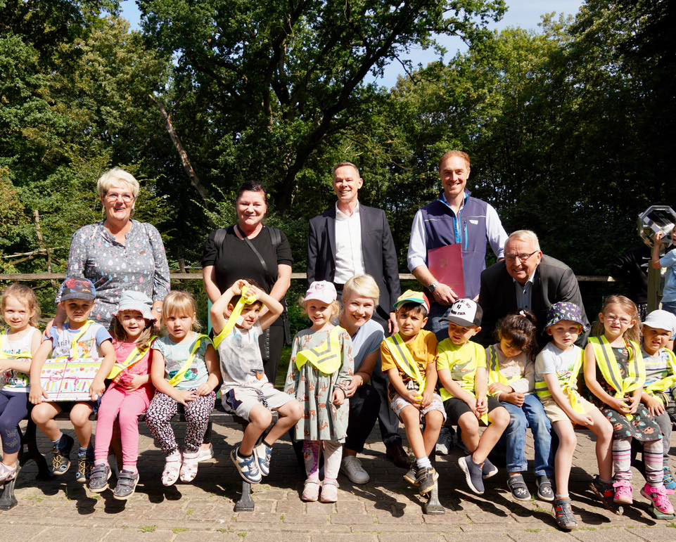 Gruppenbild mit Minister­präsidentin Manuela Schwesig, Minister Dr. Till Backhaus, Zoodirektor Dr. Tim Schikora, Aufsichtsrats­vorsitender Silvio Horn mit Erzieherinnen und Kindern der Kita Sonnenschein, Schwerin