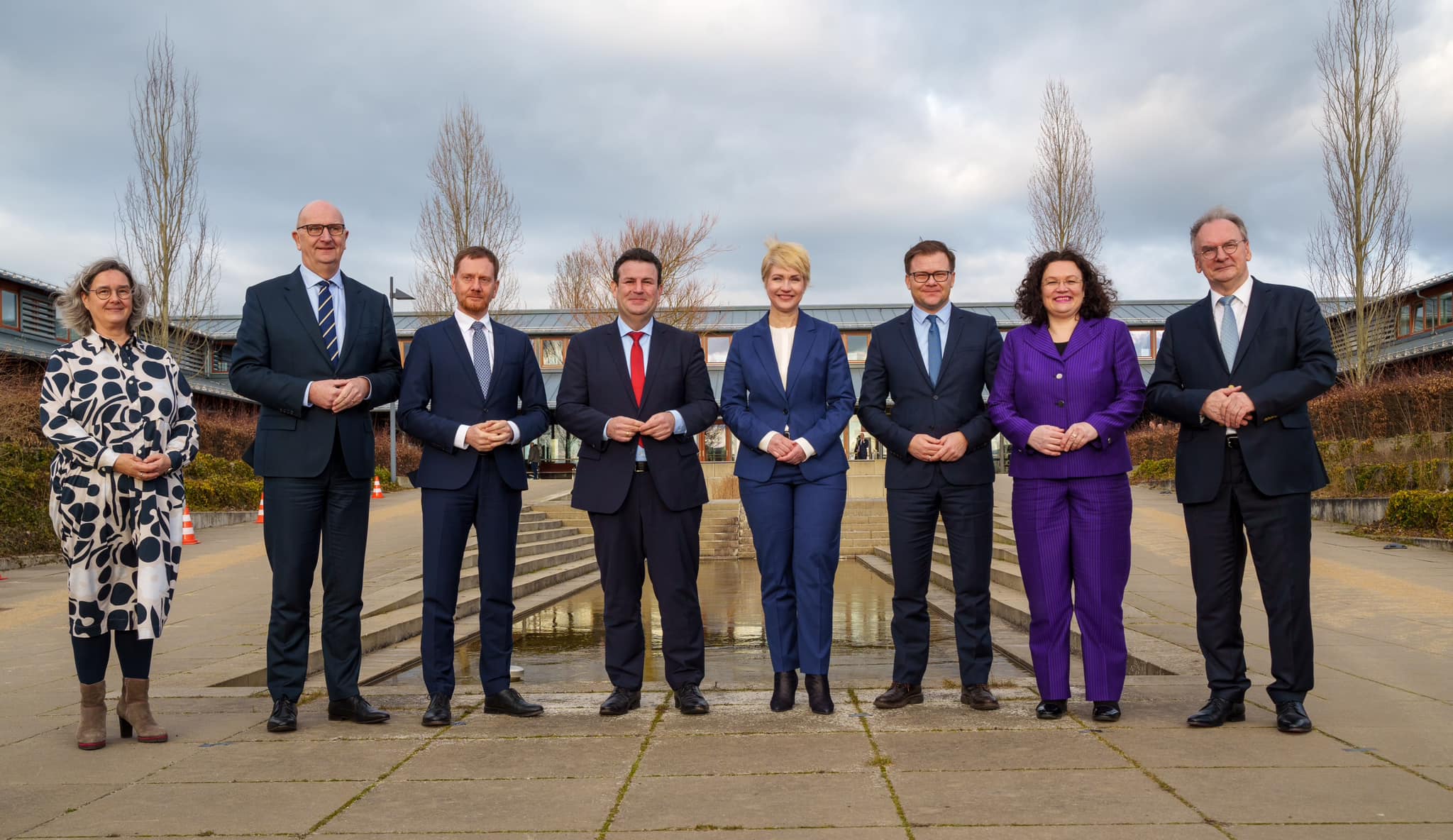 Gruppenbild zur Fachkonferenz Ost vor der Hochschule der Bundesagentur für Arbeit in Schwerin