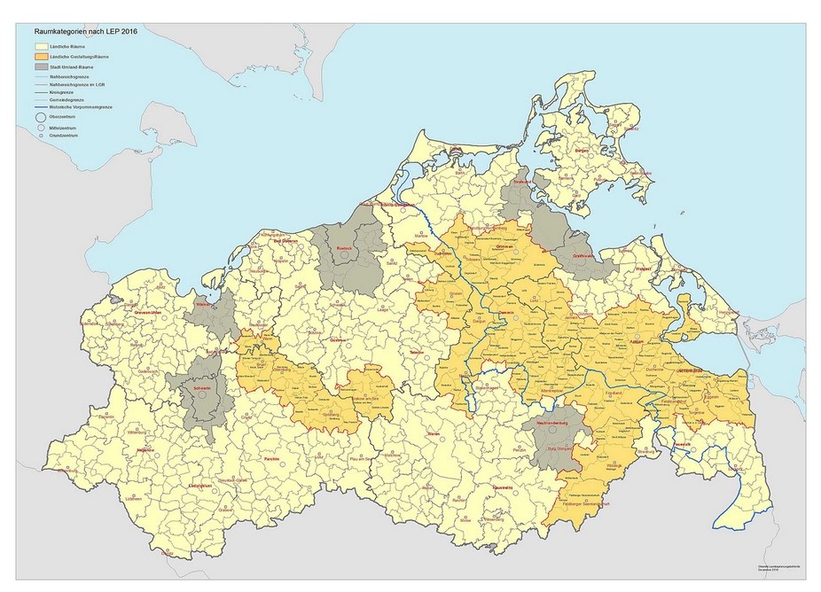 Die Abbildung zeigt die Landkarte von Mecklenburg-Vorpommern. Die Karte zeigt durch unterschiedliche Farben die verschiedenen Raumkategorien des Landes an, nämlich "Ländliche Räume", "Ländliche Gestaltungsräume" sowie "Stadt-Umland-Räume". Diese Raumkategorien legte das Landesraum-Entwicklungsprogramm 2016 fest."