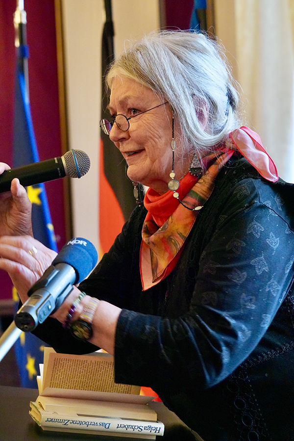 Helga Schubert am Redepult mit Mikrophon