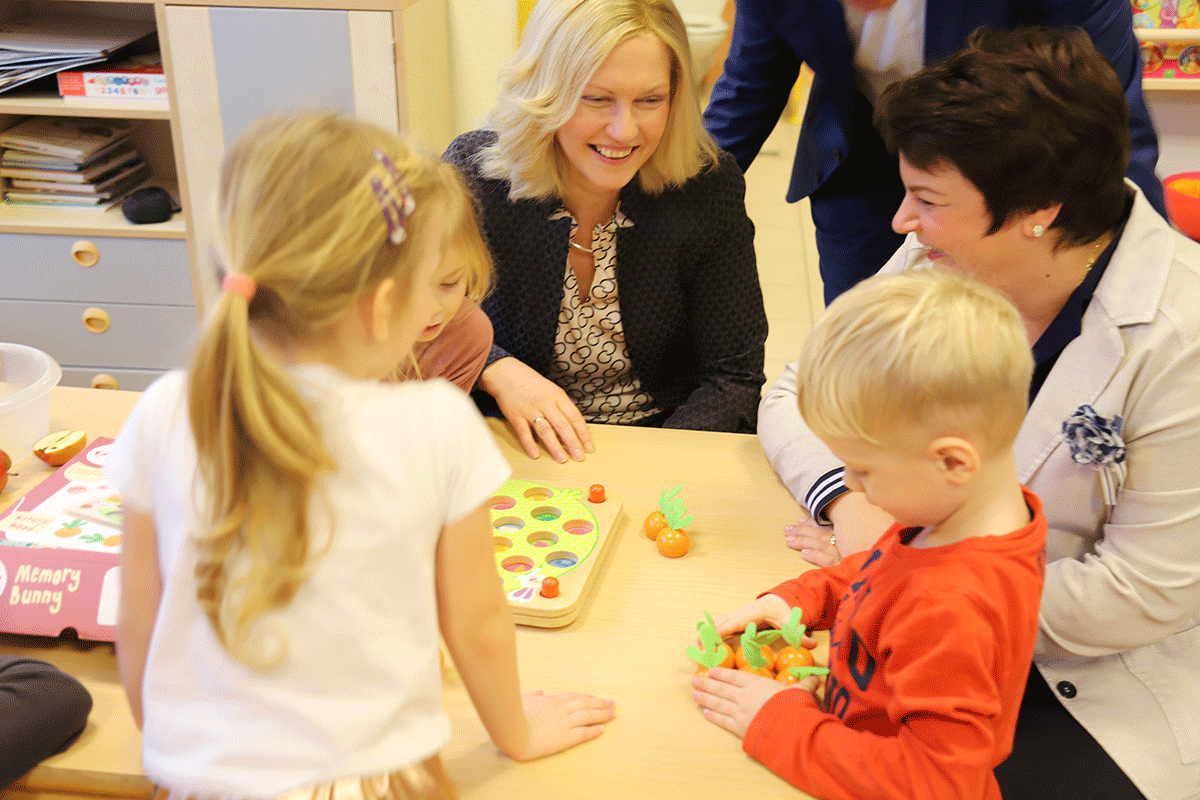 Ministerpräsidentin Manuela Schwesig und Sozialministerin Stefanie Drese am Tisch mit Kindern, die spielen