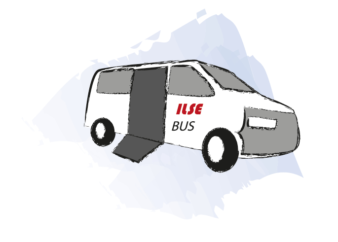 Die Abbildung zeigt einen weißen Kleinbus mit einer Einstiegsrampe. Auf dem vorderen Teil vom Kleinbus steht in roter und schwarzer Schrift: ILSE BUS. Der hellblaue Hintergrund der Abbildung zeigt die Fläche vom Bundesland Mecklenburg-Vorpommern.