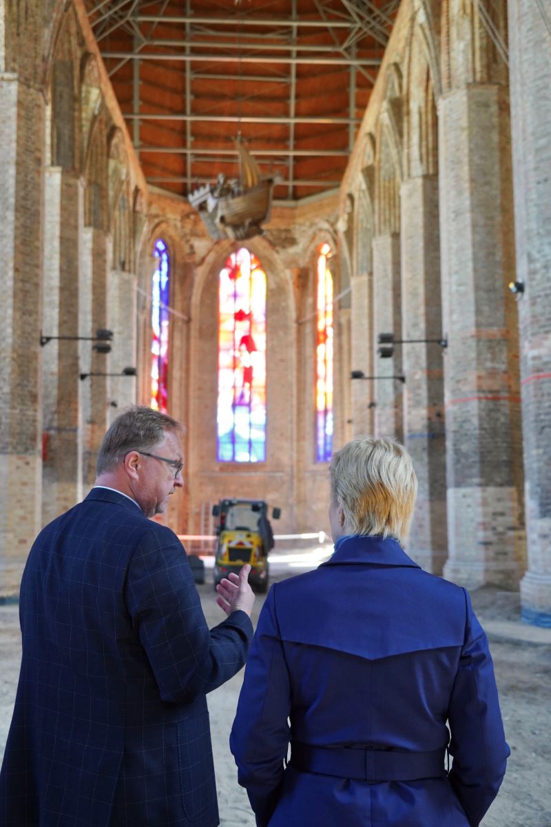 In der Nikolaikirche, wo das IKAREUM - Lilienthal Flight Museum entsteht: Ministerpräsidentin Manuela Schwesig mit Bürgermeister Michael Galander