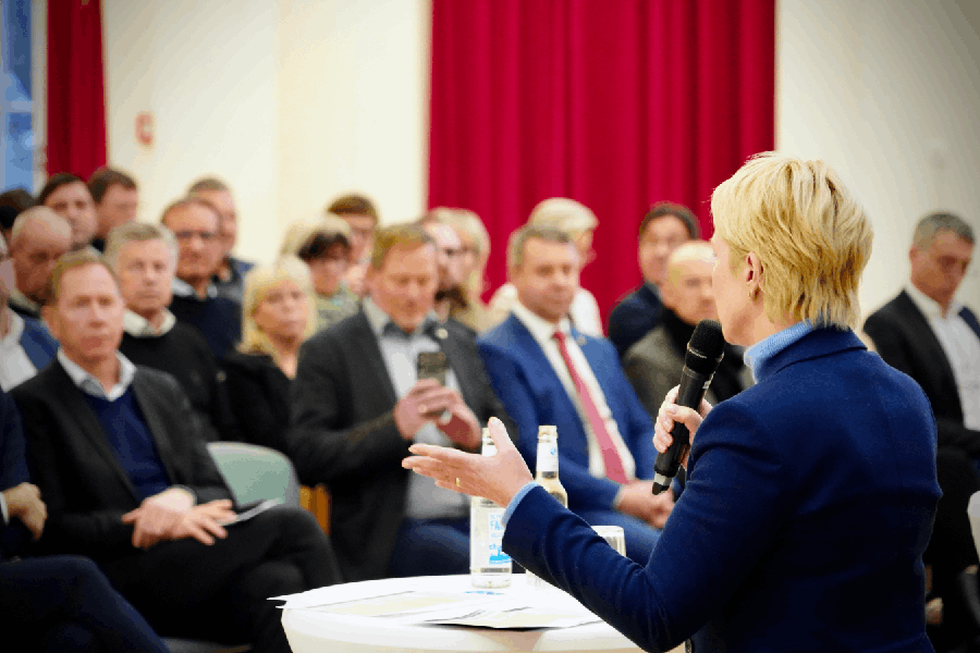 Ministerpräsidentin Manuela Schwesig bei ihrer Rede an die Teilnehmerinnen und Teilnehmer der Beratung