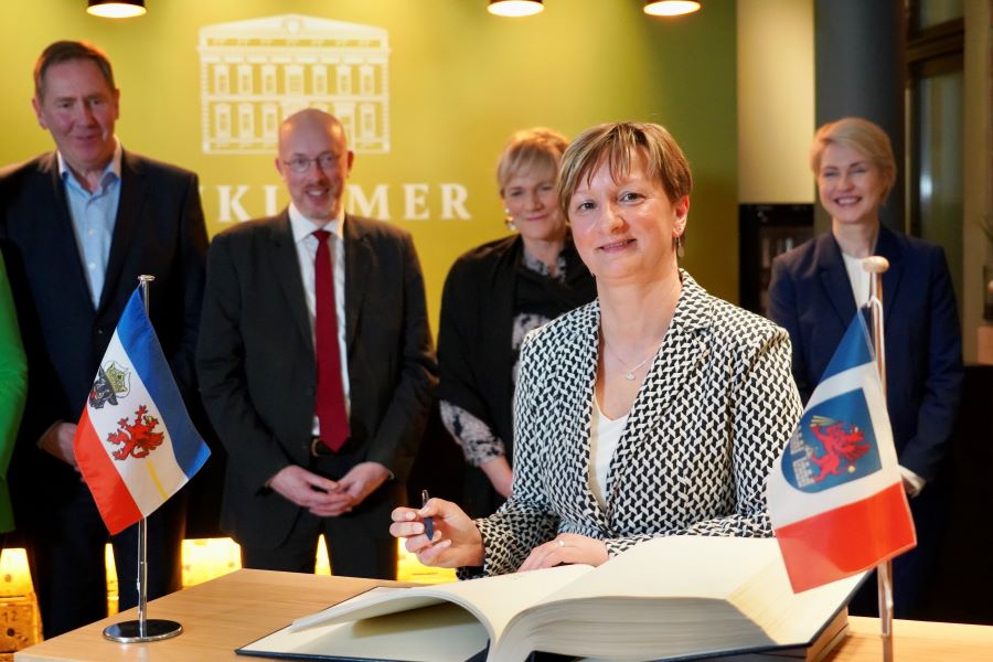 Die Fraktionsvorsitzende der Linksfraktion im Landtag Mecklenburg-Vorpommern Jeannine Rösler trägt sich ins Gästebuch ein