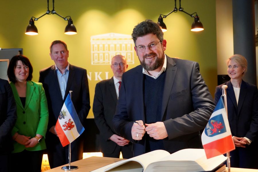 Der SPD-Fraktionsvorsitzende im Landtag Mecklenburg-Vorpommern Julian Barlen trägt sich ins Gästebuch ein. © StK M-V Der SPD-Fraktionsvorsitzende im Landtag Mecklenburg-Vorpommern Julian Barlen trägt sich ins Gästebuch ein.