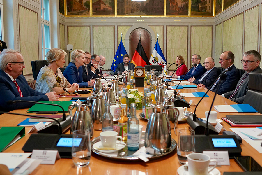 Landeskabinett tagte mit Bundeskanzler Friedrich Merz im Kabinettssaal der Staatskanzlei