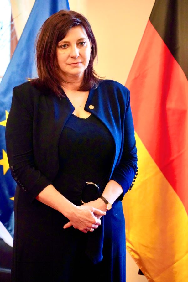 Karin Ritthaler-Praefcke vor der EU- und Deutschland-Flagge.