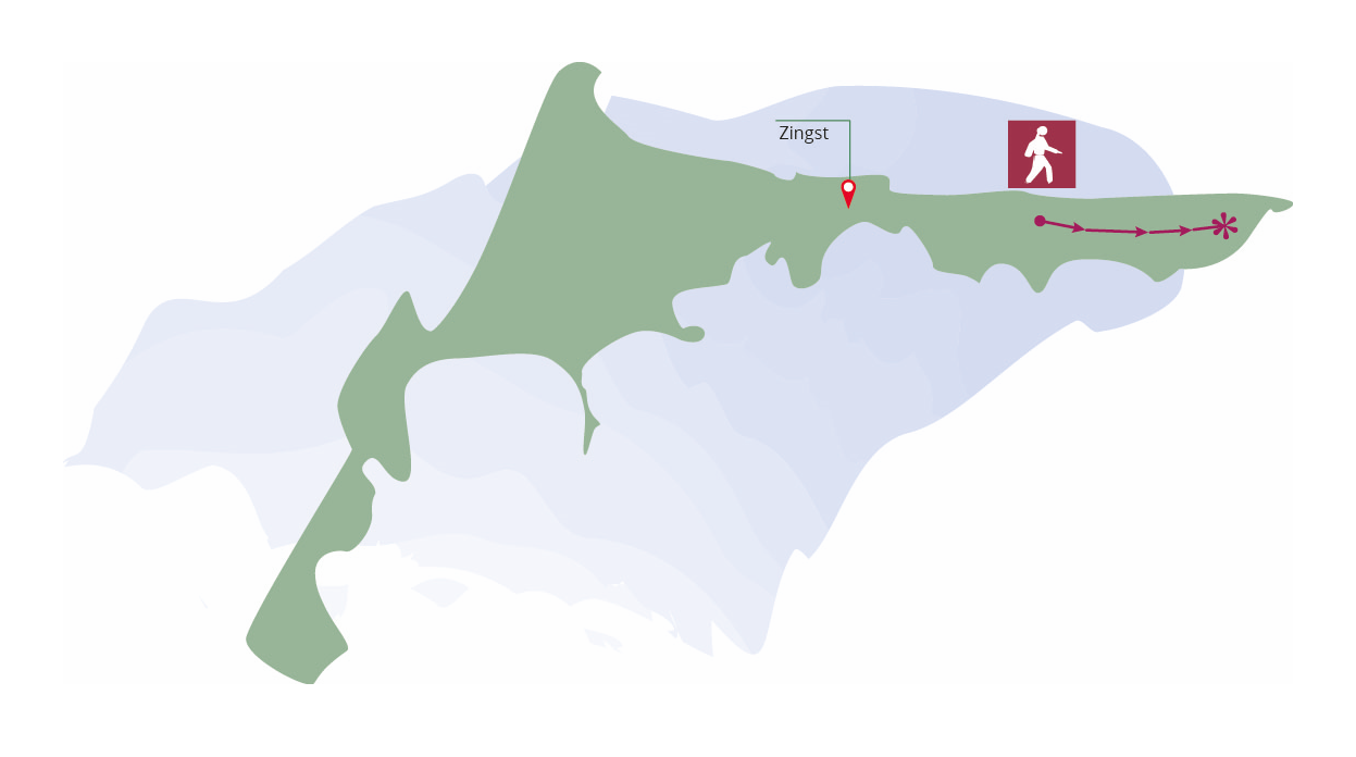 Die Abbildung zeigt die Fläche des Gebietes "Fischland-Darß". Die Landfläche hat eine grüne Farbe. Auf der grünen Fläche ist mit einem roten Orts-Pin der Ort "Zingst" markiert. Rechts daneben ist eine rote Linie eingezeichnet. Sie zeigt eine Wanderstrecke. Über der Linie ist ein rotes Piktogramm mit einem Fußgänger eingezeichnet.