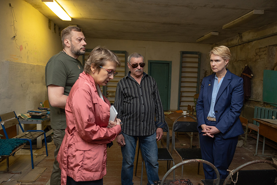 Bundesratspräsidentin Schwesig im Keller in Jahidne im Gespräch © StK MV Bundesratspräsidentin Schwesig im Keller in Jahidne im Gespräch