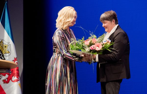 Ministerpräsidentin Manuela Schwesig gratuliert Hannelore Kohl zum Landesverdienstorden und überreicht einen Blumenstrauß sowie eine Urkunde Ministerpräsidentin Manuela Schwesig gratuliert Hannelore Kohl zum Landesverdienstorden und überreicht einen Blumenstrauß sowie eine Urkunde