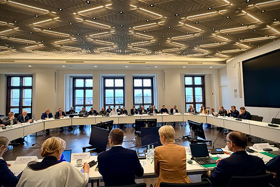 Beratung zu den aktuellen Kraftstoffpreisen in großer Runde im Schweriner Schloss