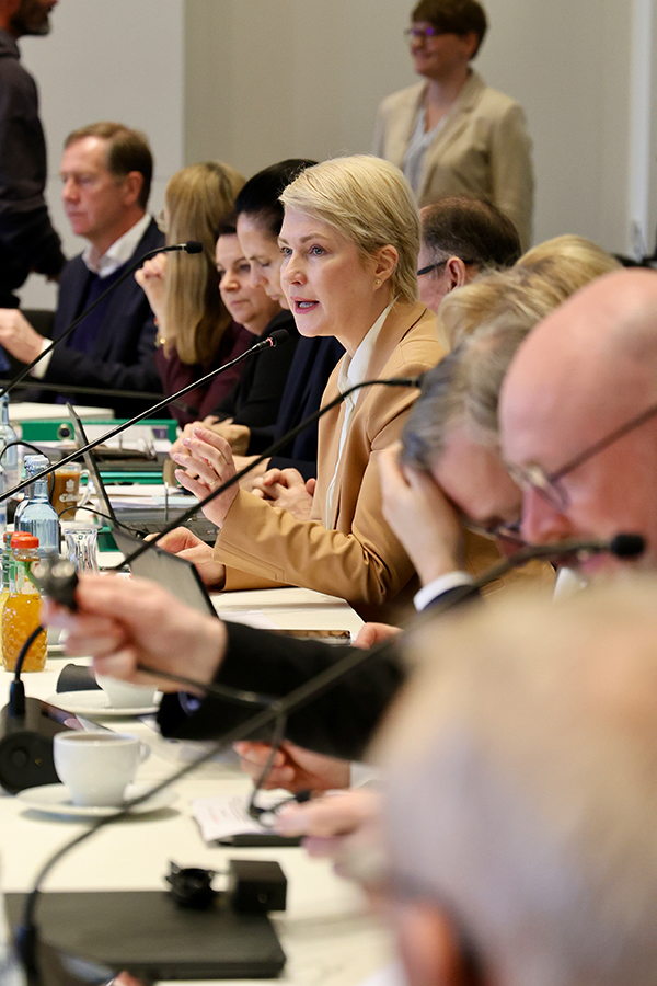 Ministerpräsidentin Manuela Schwesig bei der Beratung mit den Vertreterinnen und Vertretern von Wirtschaft, Gewerkschaften und Kommunen.