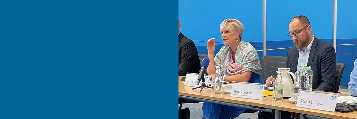 Bildungsministerin Simone Oldenburg und Staatssekretär Tom Scheidung beim Pressegespräch zur Demokratiebildung