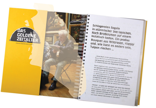 Das Bild zeigt eine aufgeschlagenen Lese-Tast-Hörbuch. In dem Hörbuch steht viel Text. Links sieht man auch ein Foto von einer Person. Das Hörbuch gibt barrierefreie Informationen zu einem Thema.