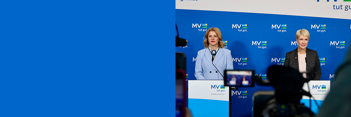 Lett­lands Minis­ter­präsi­dentin Evika Siliņa und Ministerpräsidentin Manuela Schwesig beim Pressegespräch.