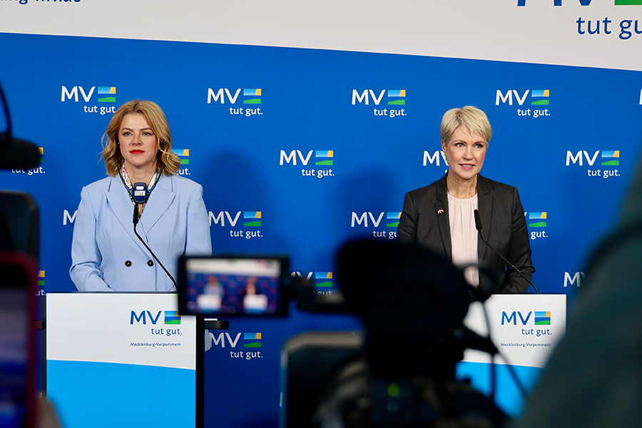 Lett­lands Minis­ter­präsi­dentin Evika Siliņa und Ministerpräsidentin Manuela Schwesig beim Pressegespräch.