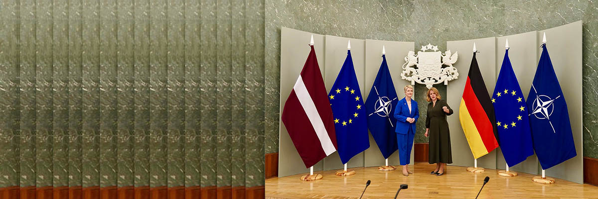 Lettlands Minister­präsidentin Evika Siliņa und Ministerpräsidentin Manuela Schwesig vor dem Staatswappen Lettlands und Flaggen Lettlands, Deutschlands, der EU sowie der NATO.