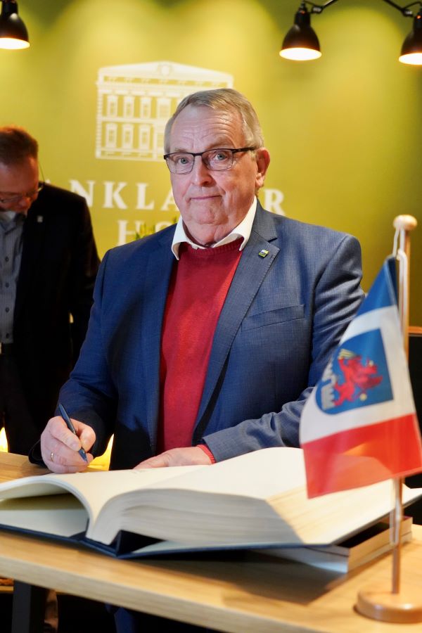 Der Minister für Klimaschutz, Landwirtschaft, ländliche Räume und Umwelt Dr. Till Backhaus trägt sich ins Gästebuch der Hansestadt Anklam ein.