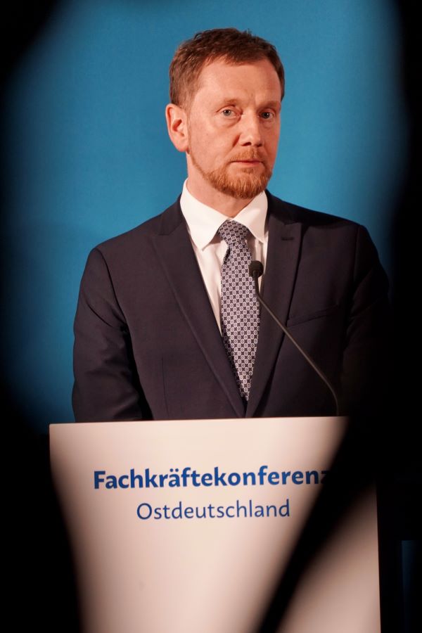Ministerpräsident Michael Kretschmer am Pult auf der Pressekonferenz