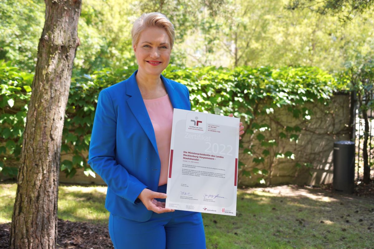 Ministerpräsidentin Manuela Schwesig präsentiert das Zertifikat für die Staatskanzlei als familienfreundlichem Arbeitgeber