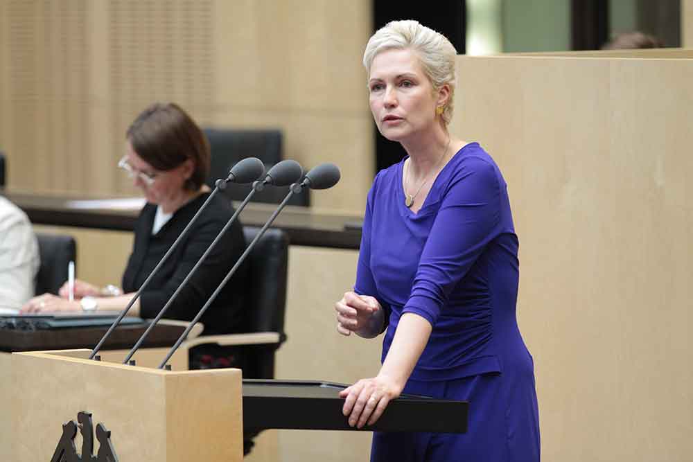 Ministerpräsidentin Manuela Schwesig bei einer Rede am Redepult des Bundesrates