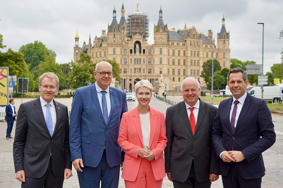 Gruppenbild von links nach rechts mit Ministerpräsident Daniel Günther (Schleswig-Holstein), Bürgermeister Dr. Andreas Bovenschulte (Hansestadt Bremen), Ministerpräsidentin Manuela Schwesig, Jan Pörksen (Chef der Senatskanzlei der Hansestadt Hamburg) sowie Ministerpräsident Olaf Lies (Niedersachsen). Im Hintergrund ist das Schweriner Schloss zu sehen.